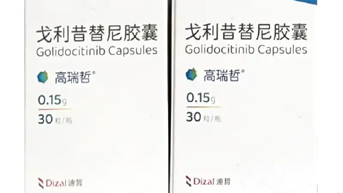 儿童皮肤科诊室中,医生查看孩子头皮情况
